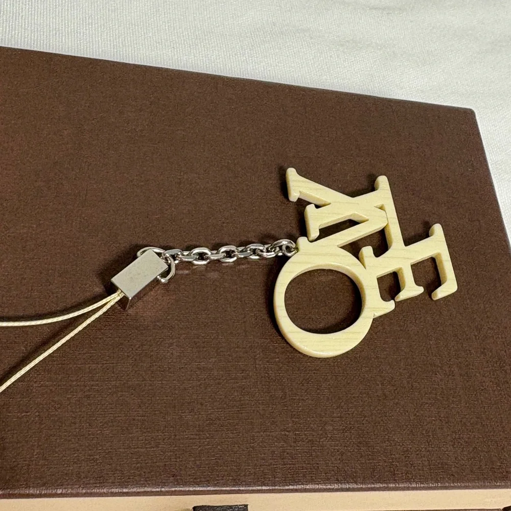 Authentic LOUIS VUITTON love phone/keychain with box duster and certificate - Picture 4 of 6